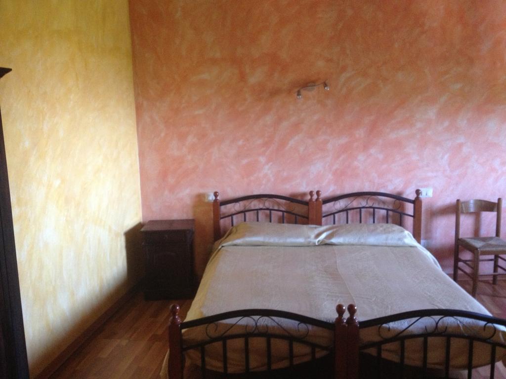 Gasthaus L'Anticocasale Altomonte Zimmer foto